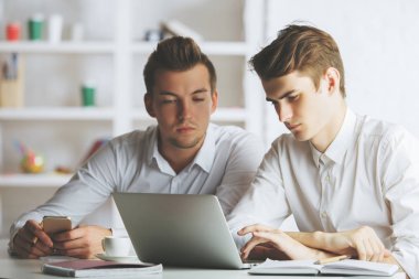 cep telefonu kullaranarak işadamları