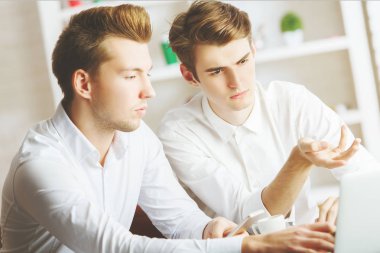 akıllı telefon kullanarak iş adamları