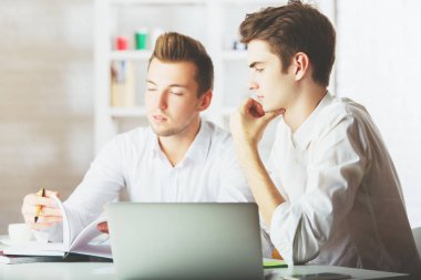 Projede çalışan yakışıklı çocuklar