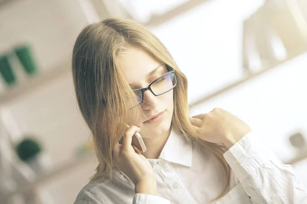 Femme réfléchie au téléphone — Photo