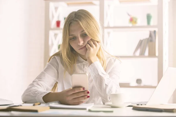 Mujer europea usando smartphone — Foto de Stock