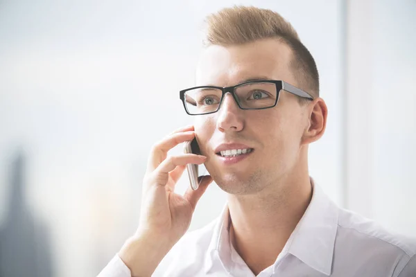 Uomo d'affari al telefono — Foto Stock