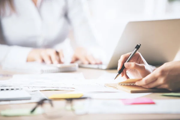 Handen doen papierwerk en het gebruik van laptop — Stockfoto