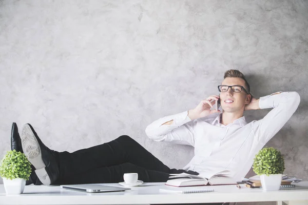 Relaxing man on phone — Stock Photo, Image