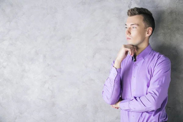 Porträtt av gentlemannen i lila skjorta — Stockfoto