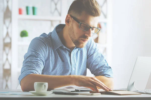 Ragazzo europeo che lavora al progetto — Foto Stock