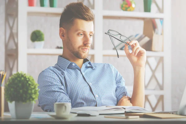 Nachdenklicher Geschäftsmann am Arbeitsplatz — Stockfoto