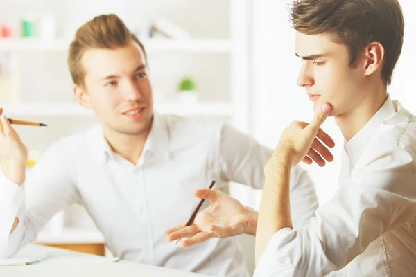 Empresarios discutiendo algo — Foto de Stock