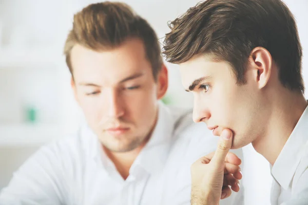 Porträt zweier Geschäftsleute — Stockfoto