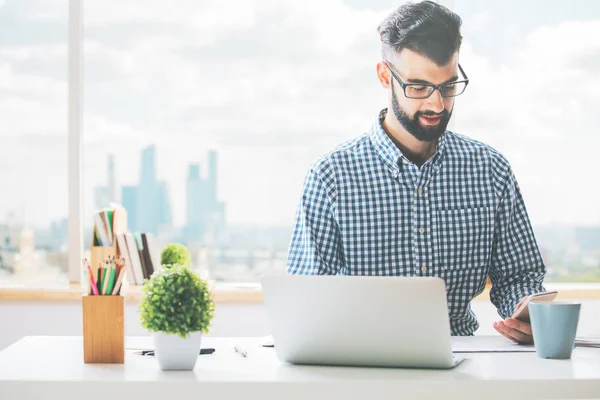 Uomo casuale utilizzando smartphone — Foto Stock