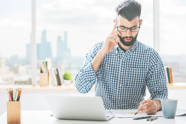 Adam telefonda evrak işi