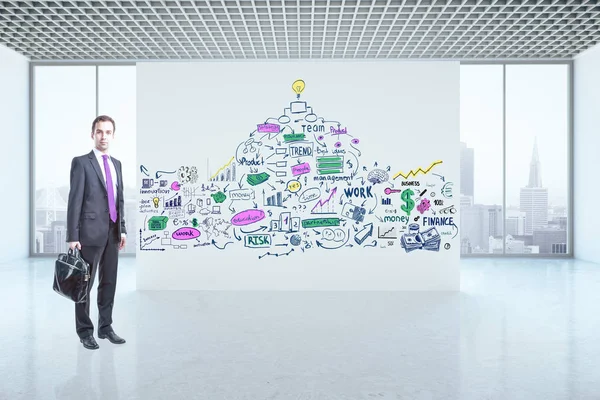 Уверенный бизнесмен в бетонной комнате с видом на город и деловым эскизом. Концепция успеха — стоковое фото