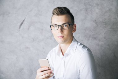 Beyaz adam cep telefonu kullanıyor.