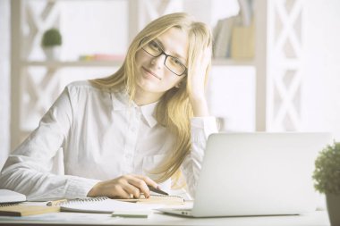 Projede çalışan güzel Bayan