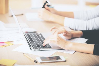 Dizüstü bilgisayar ve cep telefonu kullanarak eller