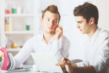 Projede çalışan ve cep telefonu üzerinde konuşurken işyerinde yakışıklı Avrupa erkek portresi. Ekip çalışması kavramı