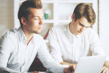 Erkekler proje tartışıyor