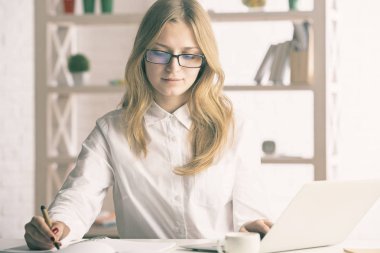 Projede çalışan güzel kadın