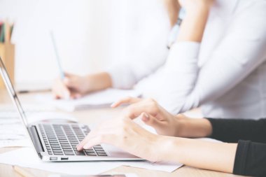 Dizüstü closeup kullanarak eller