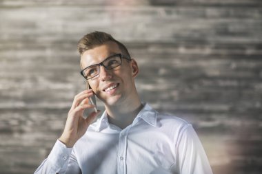 Yakışıklı adam telefonda konuşurken