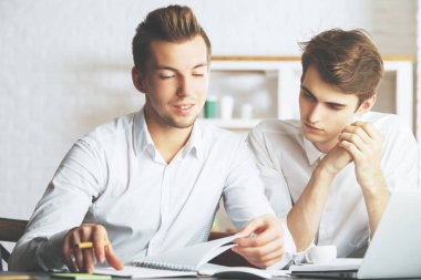 Ekip çalışması kavramı. Modern ofis proje üzerinde iki çekici Avrupa adam portresi.