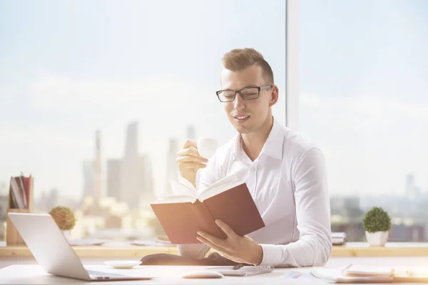 Portrait d'un beau caucasien lisant un livre sur son lieu de travail. Concept d'éducation — Photo