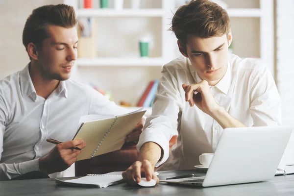 Jungen arbeiten an Projekt — Stockfoto