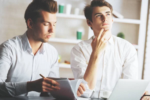 Jungs arbeiten an Projekt — Stockfoto