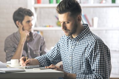 Yakışıklı adam Not Defteri'nde yazma