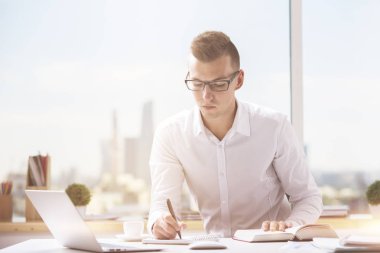 Projede çalışan yakışıklı adam