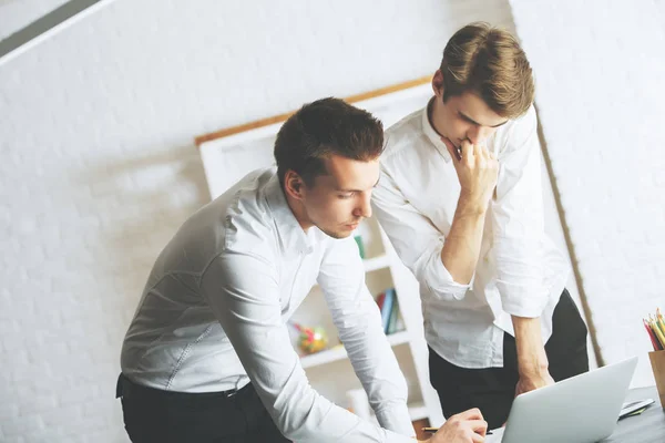 Primer plano retrato de hombres europeos atractivos discutiendo y trabajando en el proyecto en el lugar de trabajo. Concepto de trabajo en equipo — Foto de Stock