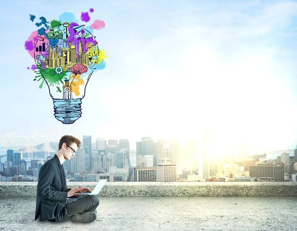Zakenman met laptop zittend op een dak en succes concept tekening over hoofd — Stockfoto