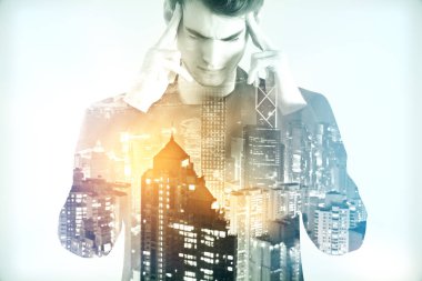 Şehir panoramada karşı düşünme iş adamı. Kadar alay et. Çift pozlama