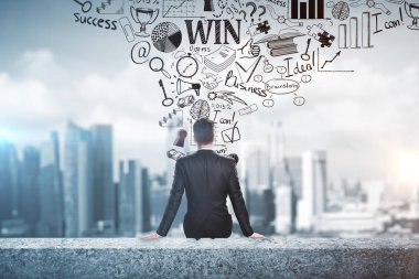 Beton çatı kenarında oturan ve yaratıcı iş kroki şehir özgeçmişlerine bakarak işadamı ile. Araştırma kavramı