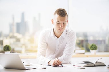 Projede çalışan çekici bir adam