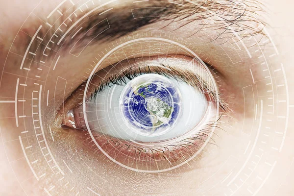 Close-up van oog met digitale patter en globe. Scannen voor identificatie van de persoonlijkheid — Stockfoto
