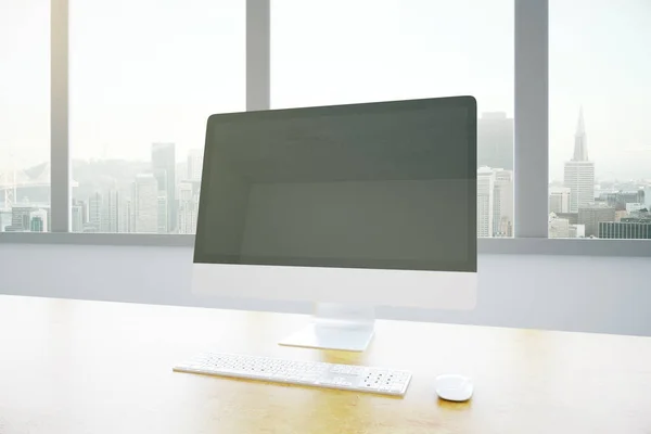 Leerer weißer Computerbildschirm — Stockfoto