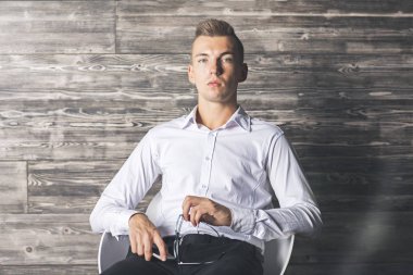 Sandalye üzerinde yakışıklı adam