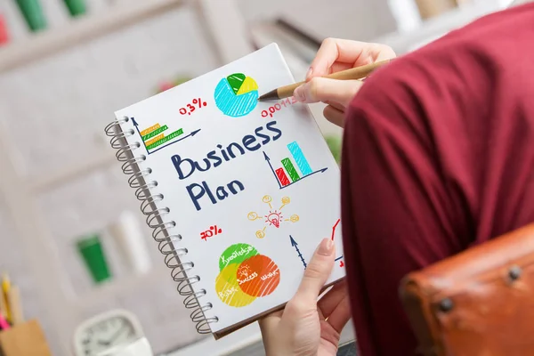 Бизнесмен пишет бизнес-план — стоковое фото