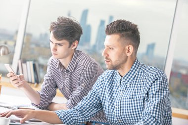 Yakışıklı işadamları Smartphone kullanarak