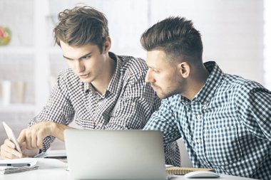 Yakışıklı beyler Smartphone kullanarak