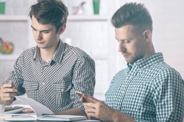 Cep telefonu kullanarak yakışıklı beyler