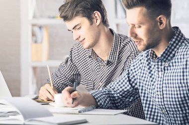 Beyaz erkekler evrak yapıyor portresi