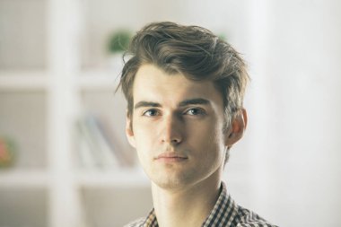 Yakışıklı erkek portresi