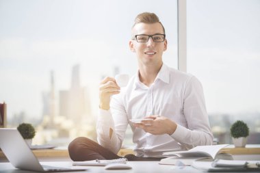 Yakışıklı adam kahve içiyor.