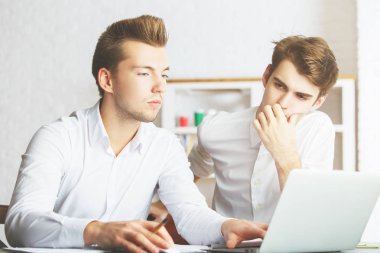 Erkekler proje tartışıyor