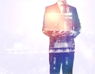 Dizüstü bilgisayarı olan iş adamı