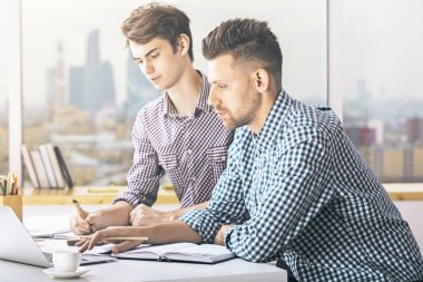 Projede çalışan çekici erkek