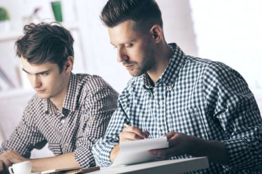 Avrupa Erkekler evrak yapıyor