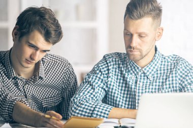 Projede çalışan beyaz erkek